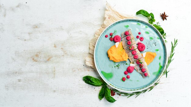 Talerz z kolorowym daniem